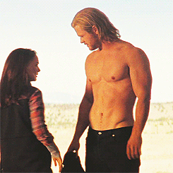 chris-hemsworth-shirtless-2.gif