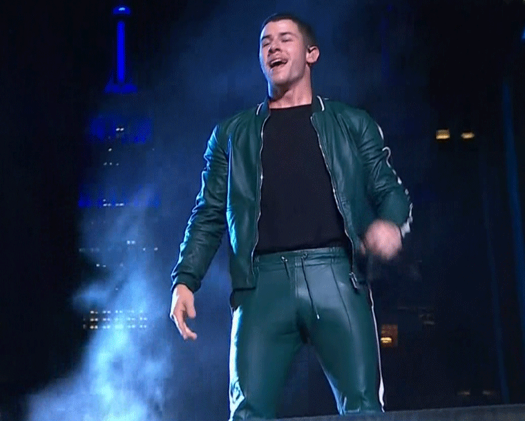 nick jonas bulge 0003.